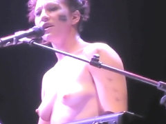 Wicked singer goes naked during her performance