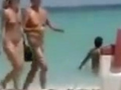 Nude beach - lot's of pussies on show