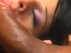 Il suce une belle transexuelle en string et bourre son cul