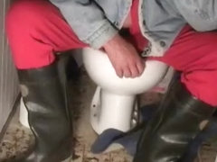 nlboots - s(h)itting on the toilet in rubber boots