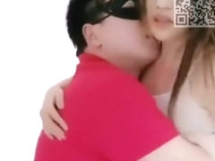 小姨子在房间打扮时被色狼姐夫进屋按倒在床上爆操1