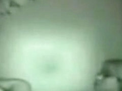 Blondinette suce dans le noir et jouit