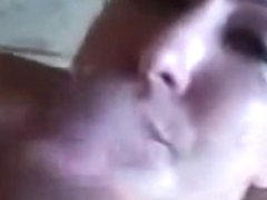 Une amatrice suceuse de boules qui avale le sperme