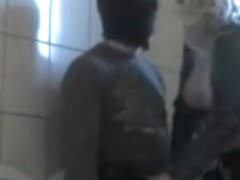 Geiler Polizistin im Lederoutfit ins Maul gespritzt