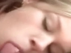 Une fille branle son mec avec un fleshlight blanc