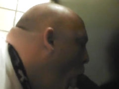 Dicker saugt einen Biker