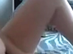 Une fille aux gros nibards se gode la chatte