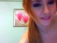 Girl showing off her sexy ass on webcam