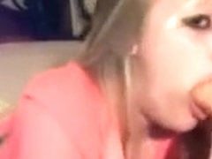 Bambola bionda si esercita a fare pompini