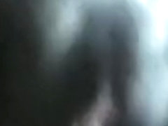 Mature suce un jeune vicelard dans sa cuisine