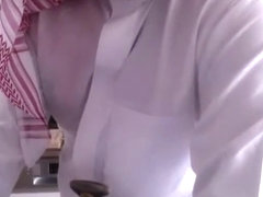 (rare) Un arabe Saoudien à Paris se fait une branle-exhib en Gandourah