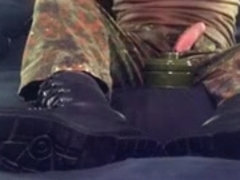 Flecktarn Soldat beim Wichsen two