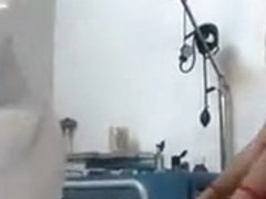 Patiente super sexy branle un docteur dans une chambre