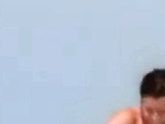 Filles sexy en string aux seins nus à la mer