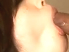 Il joue avec les gros lolos d'une japonaise bien baisee ensuite