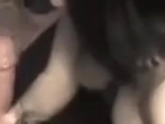 Brunette lutscht grossen Schwanz