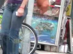 Candid street video shows a tasty ass in tight jeans.