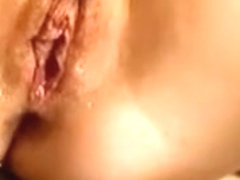 Elle lèche le sperme qui sort de sa chatte poilue