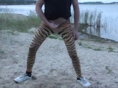 Tiger leggings cumshoot