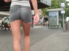 Street candid blonde chick with amazingly hot ass